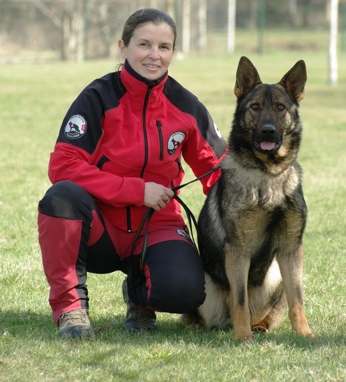 Oana Ciora alături de un câine de salvare